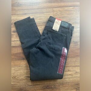 NEW Womens Levi’s skinny jeans size 32 (14)
